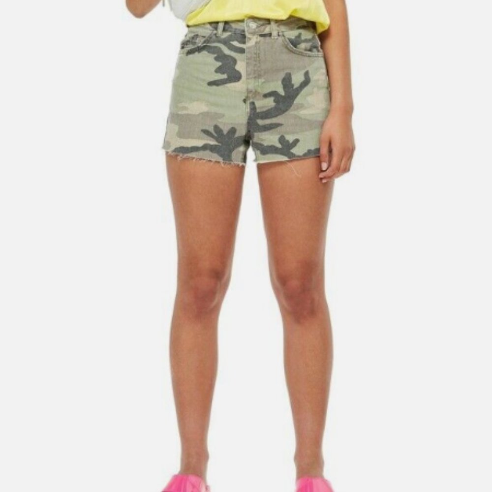 NWT Topshop Mom Jean High-waisted Raw Hem Shorts camo size 4